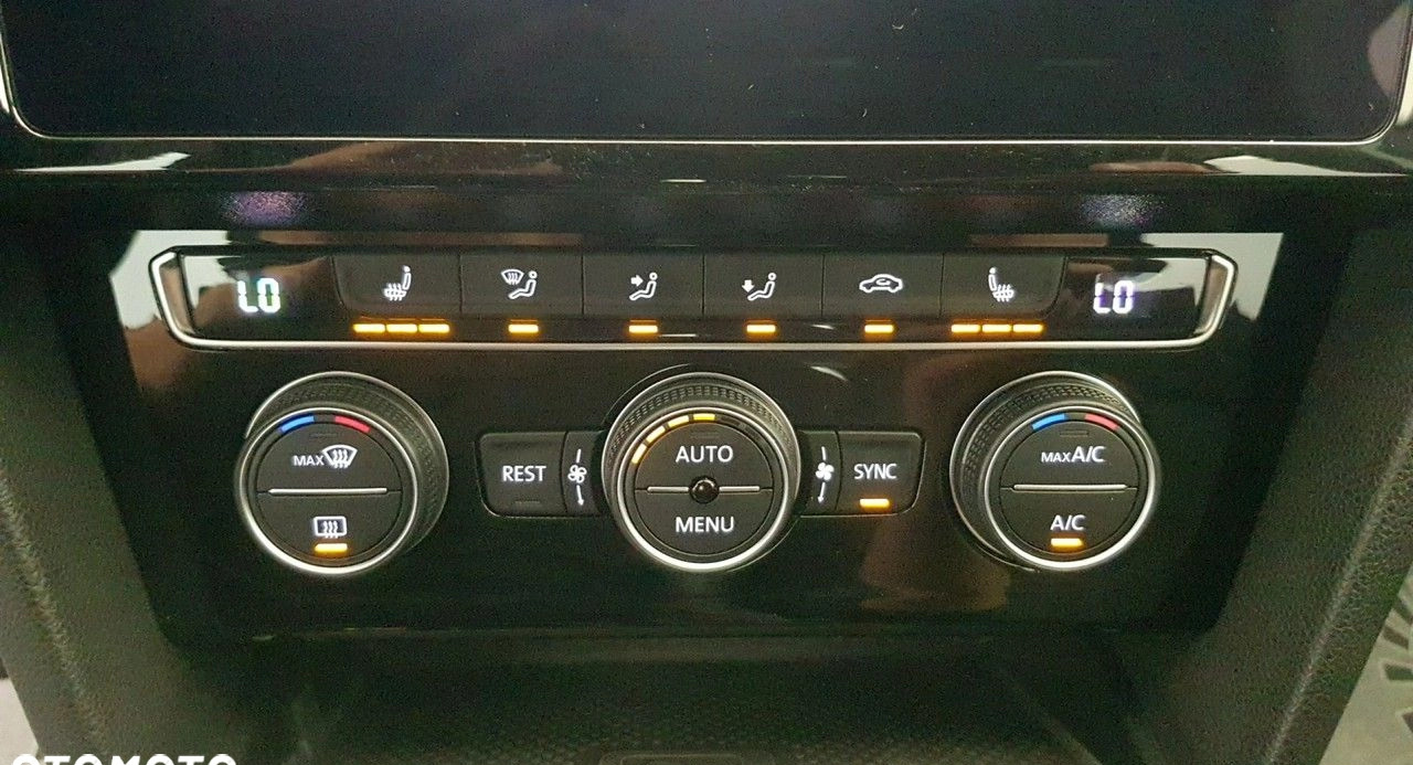 Volkswagen Passat cena 126900 przebieg: 74000, rok produkcji 2019 z Golina małe 562